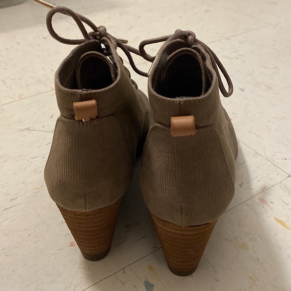 NEW Cute Dr. Scholl’s taupe wedge booties - Picture 3 of 6